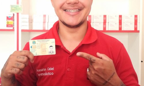 RESPEITO:  Farmacêutico de Roraima recebe carteira profissional com nome que sempre sonhou
